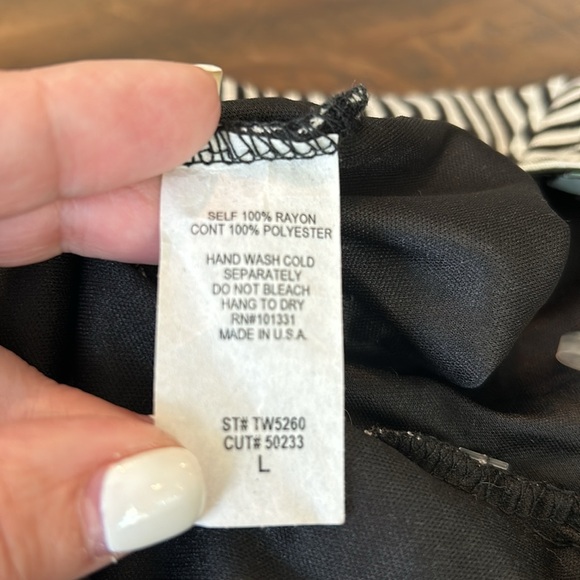 Charlotte Russe Black and White Striped Crop Top NWT Size Large Junior ? - Picture 7 of 12